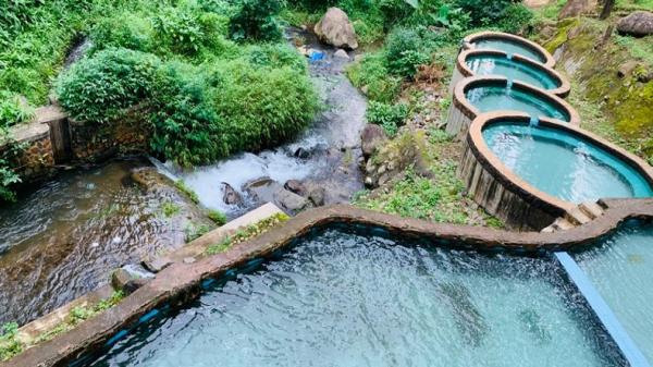 CIHERANG Kolam renang instagramable di kawasan wisata Kampung Ciherang. (Foto: Istimewa)