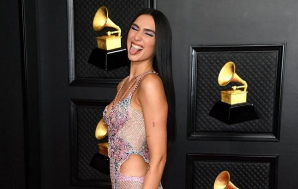 dua lipa Dua Lipa mengenakan baju tema kupu-kupu di Grammy Awards 2021. (Foto: Istimewa)