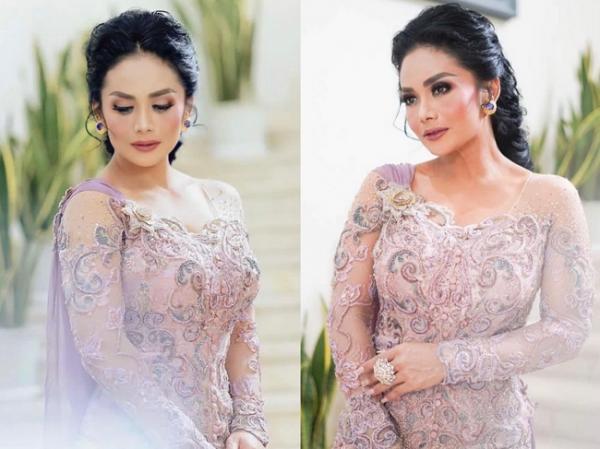 Krisdayanti Krisdayanti tampil dengan kebaya rancangan Anne Avantie di pertunangan Aurel. (Foto: Instagram)