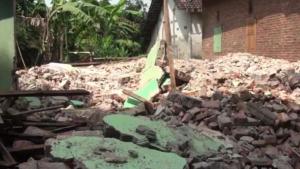 mantan istri hancurkan rumah mantan suami2 Rumah yang dihuni Kasnan dan keluarganya rata dengan tanah setelah dihancurkan oleh orang suruhan mantan istri di Desa Trowulan, Kecamatan Trowulan, Mojokerto, Jatim, Senin (15/3/2021). (Foto: iNews/Sholahudin)