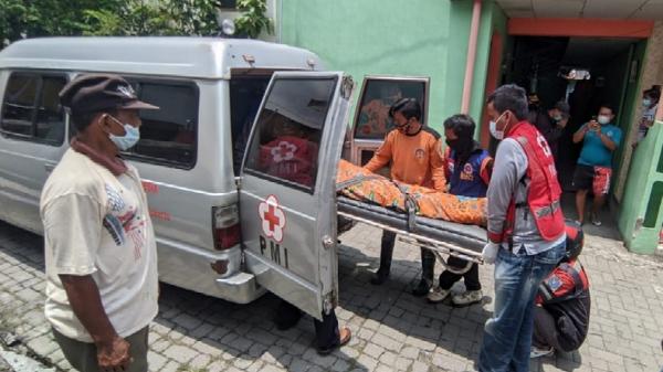 mayat disimpan dalam kamar kos2 Petugas PMI mengevakuasi jenazah Indah Kusaeni (30) di sebuah rumah kos di Lingkungan Panggreman Kelurahan/Kecamatan Kranggan, Kota Mojokerto untuk dikebumikan. (Foto: SINDOnews/Tritus Julan)
