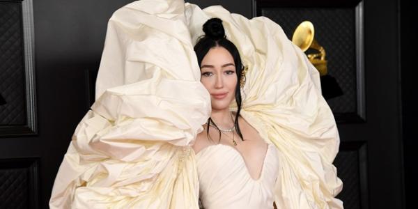 noah cyrus Noah Cyrus tampil mengesankan dengan busana uniknya di Grammy Awards 2021. (Foto: foxnews)