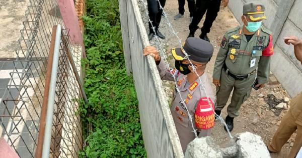 Pagar tutup rumah warga di Ciledug (Foto: Hasan/ MNC)