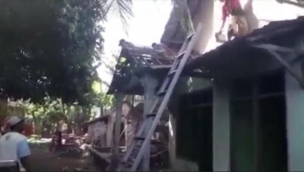 rumah mantan suami dihancurkan mantan istri Kondisi rumah yang dihuni Kasnan dan keluarganya sebelum rata dengan tanah setelah dihancurkan oleh orang suruhan mantan istri di Desa Trowulan, Kecamatan Trowulan, Mojokerto, Jatim, Senin (15/3/2021). (Foto: iNews/Sholahudin)