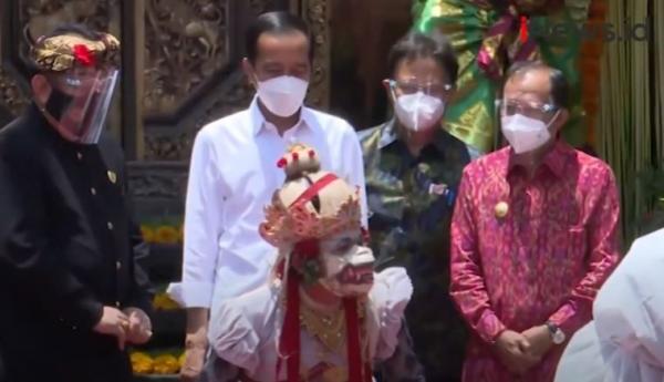 Presiden Joko Widodo memantau vaksinasi Covid-19 di Bali, Selasa (16/3/2021). (Foto: MNC/Dita Angga)
