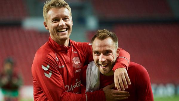 Eriksen Kjaer Potret kedekatan Christian Eriksen (kanan) dengan Simon Kjaer di Timnas Denmark. (Foto: Twitter @FtblPhotos)