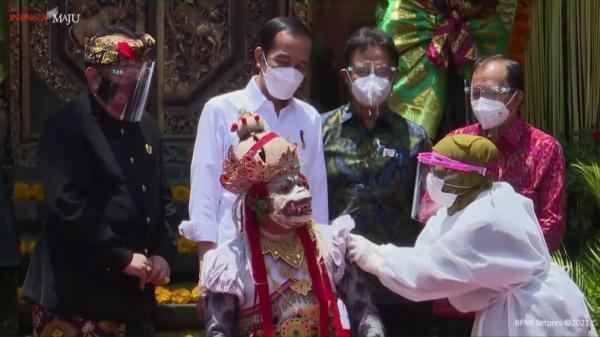 jokowi Presiden Joko Widodo (Jokowi) meninjau kegiatan vaksinasi di Bali, Selasa (16/3/2021). (Foto: MNC/Dita Angga)