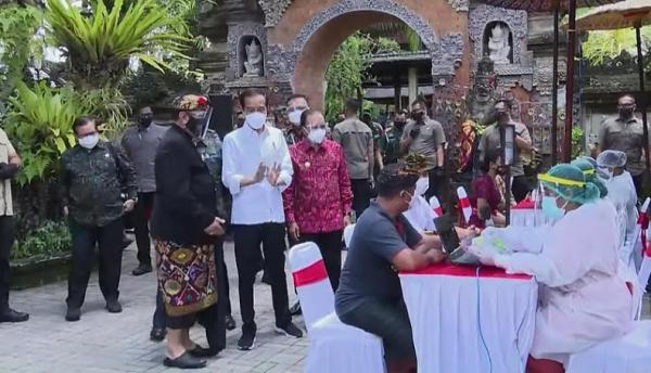 Jokowi Vaksinasi Bali Presiden Joko Widodo memantau vaksinasi Covid-19 di Gianyar, Bali, Selasa (16/3/2021). (Foto: MNC/Dita Angga)