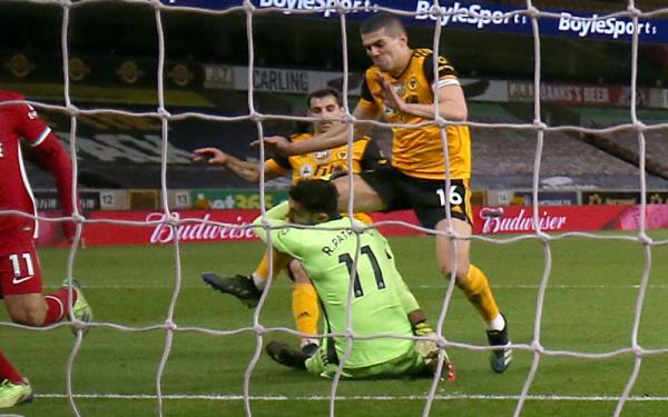 Rui Patricio Rui Patricio bertabrakan dengan Connor Coady saat melawan Liverpool, Selasa (16/3/2021) dini hari WIB. (Foto: Reuters)