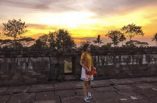 Sarah Menzel saat ada di candi Sarah Menzel saat ada di candi Ratu Boko. (Foto: Instagram)