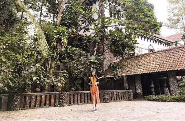 Sarah Menzel saat berada di museum Sarah Menzel saat berada di museum. (Foto: Instagram)