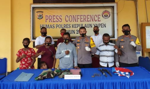 Komandan KKB Papua Sektor Yapen Noak Orarei bersama keluarga saat menyerahkan diri ke Polres Kep Yapen untuk kembali bergabung dengan NKRI, Rabu (17/3/2021). (Foto: Dok.Humas Polres Kep Yapen)