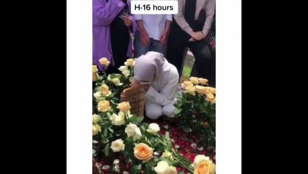 Calon pengantin perempuan berfoto di makam calon suaminya yang meninggal menjelang pernikahan mereka. (Istimewa)