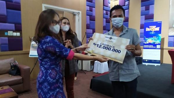 mnc bank bagi-bagi hadiah di bali2 Branch Manager MNC Bank KC Bali Herning Setiawati menyerahkan hadiah kepada para nasabah pemenang undian tabungan arisan, Rabu (17/3/2020). (Foto: SINDONews/Chusna Mohammad)