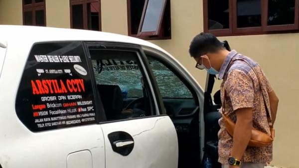 Mobil korban-1 Mobil Avanza milik pengusaha CCTV yang tewas dikeroyok warga Padang Pariaman (Eka Guspriadi/MNC Portal)