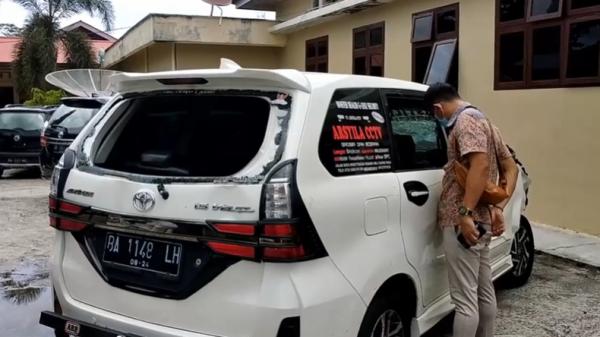 Mobil remuk Mobil Avanza milik pengusaha CCTV yang tewas dikeroyok warga Padang Pariaman (Eka Guspriadi/MNC Portal)