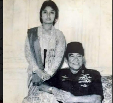 Ni Luh Sugianitri bersama Presiden Soekarno. (Foto: Dok)