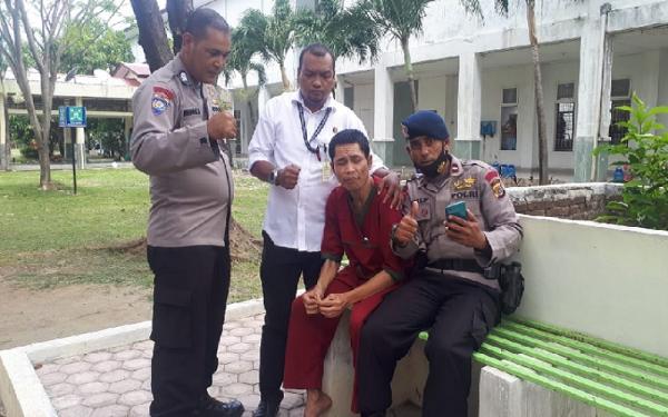 Pria diduga Abrip Asep (baju merah), anggota Brimob Kedung Halang dikunjungi rekan-rekannya di RSJ Aceh. (Foto: Antara)