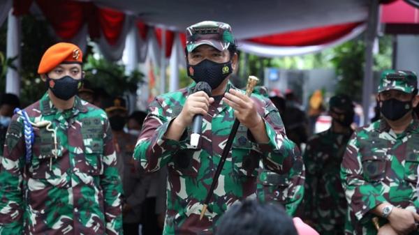 Panglima TNI Marsekal TNI Hadi Tjahjanto2 Panglima TNI Marsekal TNI Hadi Tjahjanto bersama Kapolri Jenderal Pol Listyo Sigit Prabowo kembali memimpin Serbuan Vaksinasi bagi prajurit TNI, anggota Polri, serta masyarakat di Kota Surabaya, Jawa Timur.