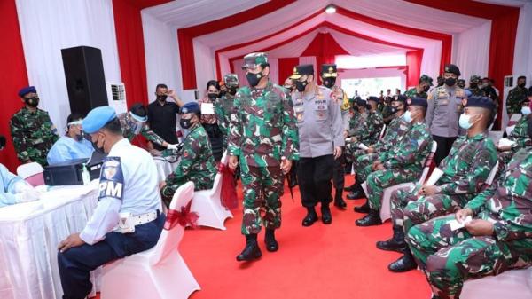 Panglima TNI Marsekal TNI Hadi Tjahjanto3 Panglima TNI Marsekal TNI Hadi Tjahjanto bersama Kapolri Jenderal Pol Listyo Sigit Prabowo kembali memimpin Serbuan Vaksinasi bagi prajurit TNI, anggota Polri, serta masyarakat di Kota Surabaya, Jawa Timur. (Foto: Istimewa)