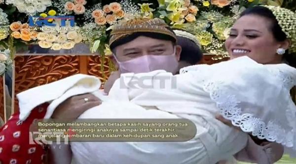 anang aurel Anang membopong Aurel usai prosesi siraman. (Foto: RCTI)