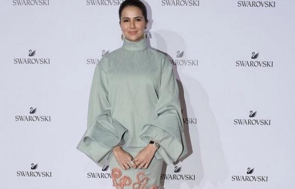 Noor Nabila mengenakan maxi dress dengan beberapa aksen. (Foto: IG)