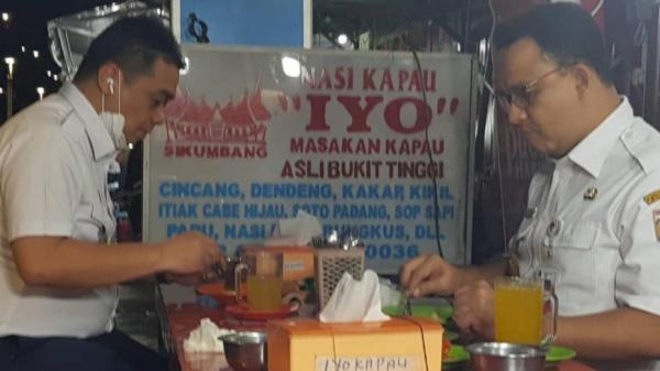 Nasi Kapau Ahmad Basri (61), muazin penyandang tunanetra saat ditemui di rumahnya Dusun Purworejo, Desa Kalipait, Kecamatan Tegaldlimo, Kabupaten Banyuwangi, Jatim, Sabtu (20/3/2021). (Foto: iNews/Eris Utomo)