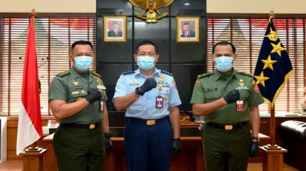 Donny Ermawan Kemhan Sekjen Kemhan Marsdya TNI Donny Ermawan Taufanto (tengah). (Foto: Kemhan).