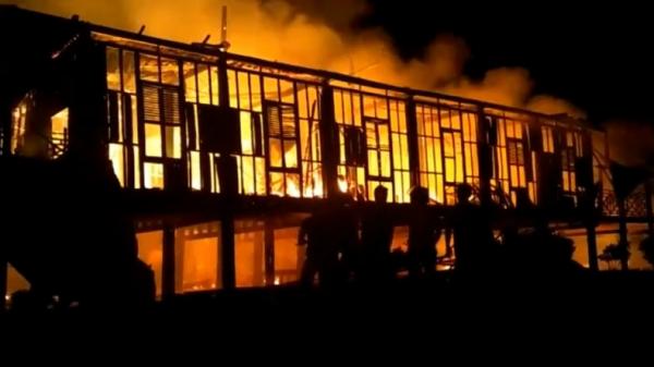 Kebakaran rumah adat di Bone Rumah Adat Bone, Bola Sulsel terbakar hebat (Bulan Sri Indra Maya/MNC Portal)
