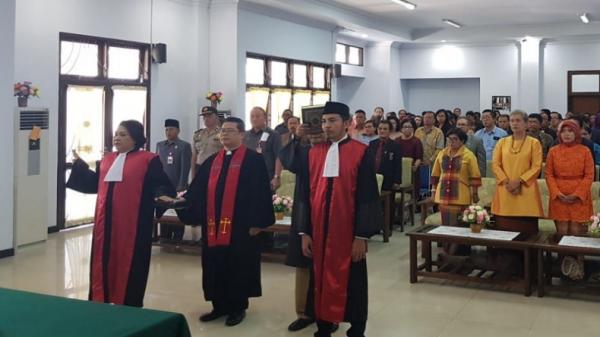 Nova Loura Sasube 2 Nova Laoura Sasube (kiri) saat dilantik menjadi ketua PN Kotamobagu. (Foto: PN Kotamobagu).