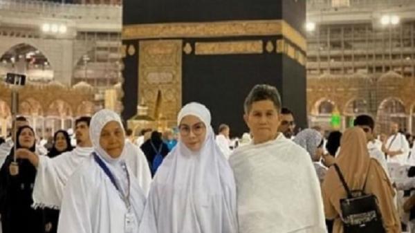 Pengusaha terkemuka di Malaysia yang seorang transgender, Nur Sajat (tengah), berpose di Masjidil Haram, Arab Saudi. (Foto: Istimewa/Sindonews).