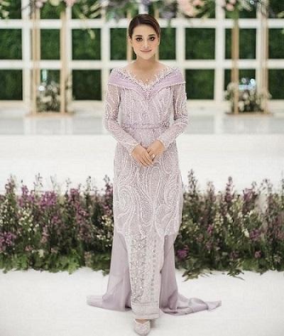 Aurel mengenakan kebaya nuansa ungu di acara lamaran. (Foto: IG)