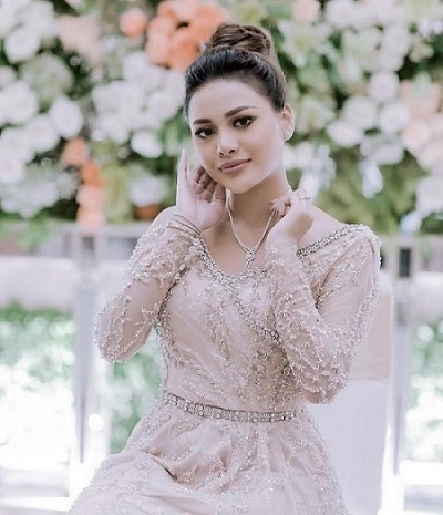 Aurel h Aurel Hermansyah saat mengenakan kebaya peach. (Foto: IG)