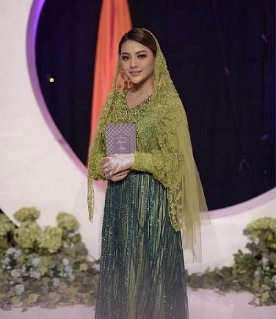 Aurel pengajian Aurel mengenakan dress kebaya berwarna hijau segar. (Foto: IG)