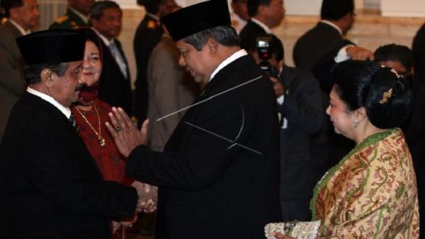 Presiden ke-6 RI SBY melantik Basrief Arief sebagai Jaksa Agung pada Jumat (26/11/2020). (Foto: Antara).