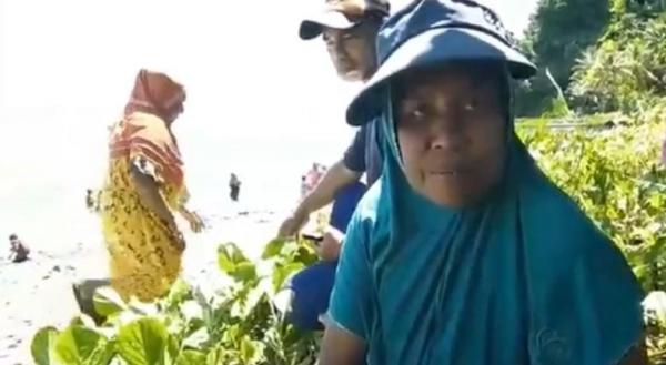 Syarifah Arey Syarifah Arey, warga yang pertama kali menemukan butiran pasir di Pantai Pohon Batu, Maluku Tengah. (Foto: iNews/Nurdin Abdullah)