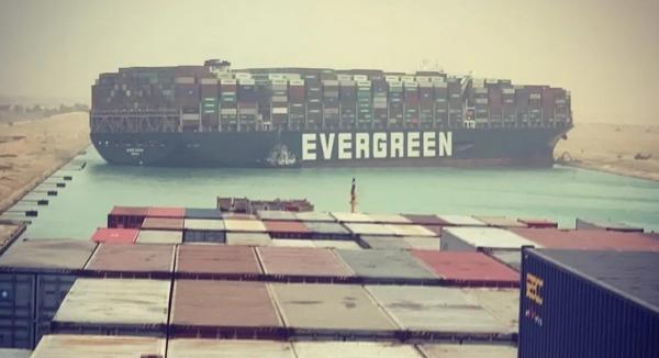 Kapal kargo raksasa Ever Given yang kandas di Terusan Suez. (Foto: Instagram)