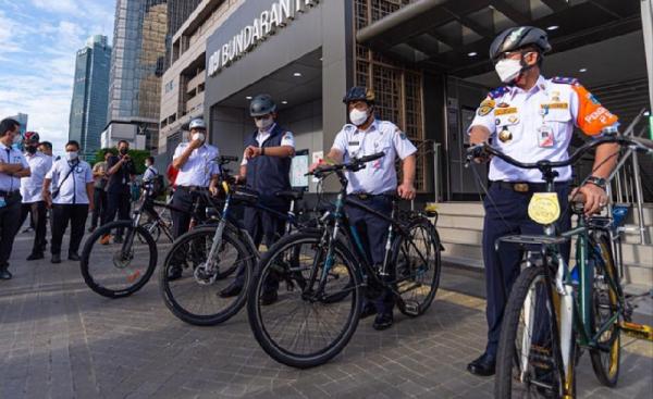 anies mrt 2 Gubernur DKI Jakarta Anies Baswedan menjajal fasilitas gerbong MRT khusus yang memperbolehkan penumpang membawa sepeda nonlipat, Rabu (24/3/2021) pagi. (Foto: Istimewa)