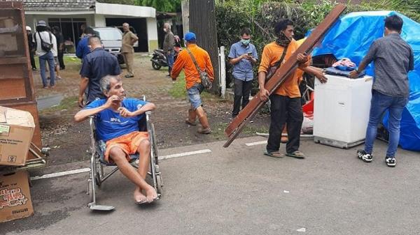 pengosongan rumah dinas USU Hisar Tobing, keluarga Prof TMH Tobing, pendiri Fakultas Ekonomi USU hanya terduduk di kursi roda saat pengosongan rumah dinas. (Foto: Istimewa)