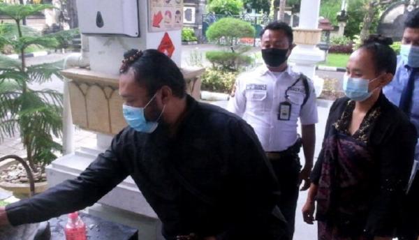 Sulinggih Cabul Oknum Sulinggih, IWM tersangka pencabulan ditahan di Rutan Polda Bali. (Foto: iNews/Indira Arri)