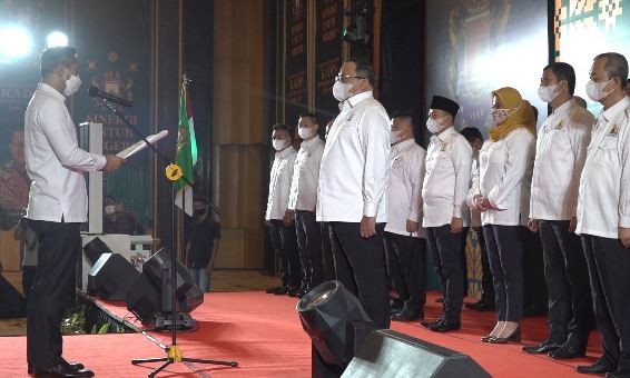 Kepala Dinas PUPR Barito Utara Muhammad Iman Topik (kanan) dan Kabid Bina Marga Dedi berada di lokasi penanganan daruarat ruas Jalan Negara Muara Teweh - Puruk Cahu yang retak di Km 11 . (Foto: Antara)