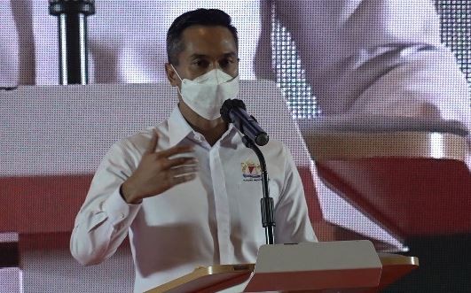Kepala Dinas PUPR Barito Utara Muhammad Iman Topik (kanan) dan Kabid Bina Marga Dedi berada di lokasi penanganan daruarat ruas Jalan Negara Muara Teweh - Puruk Cahu yang retak di Km 11 . (Foto: Antara)