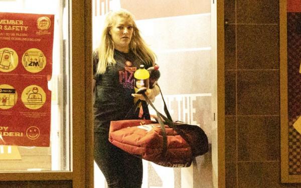 Elise Christie Elise Christie saat mengantarkan pizza. (Foto: The Sun)