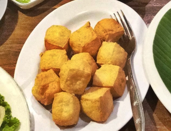 Mencicipi Tahu Pong Foto: Instagram @sianny_lo