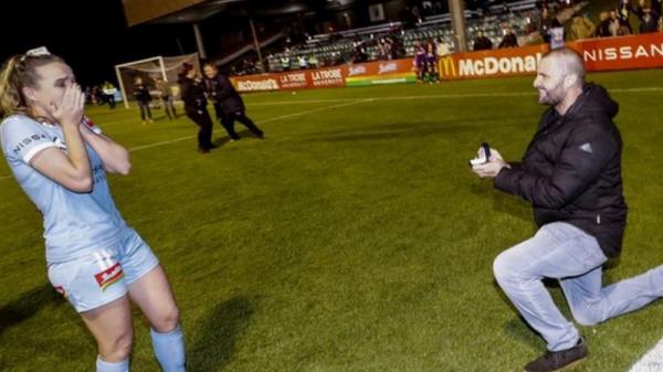 Rhali Dobson 1 Rhali Dobson dilamar kekasihnya Matt di tengah lapangan (Foto: BBC)