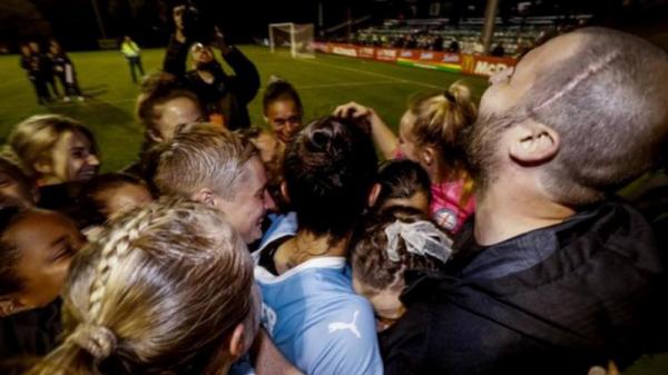 Rhali Dobson 2 Rhali Dobson berpelukan dengan rekannya di Melbourne City. (Foto: BBC)