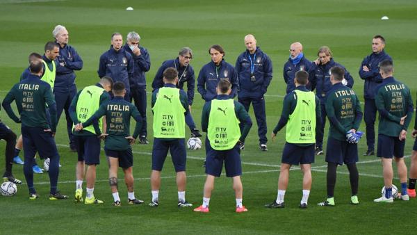 Pelatih Timnas Italia Roberto Mancini (tengah) berbicara kepada skuatnya pada latihan di Stadio Ennio Tardini, Parma, Rabu (24/3/2021). (Foto: REUTERS)