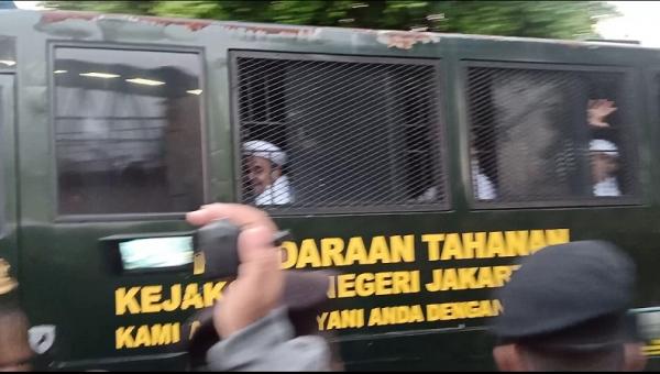 Habib Rizieq Shihab di balik mobil tahanan Habib Rizieq Shihab di balik mobil tahanan (Foto: MNC/ Raka)