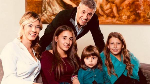 Hernan Crespo dan istri Hernan Crespo bersama istri dan ketiga putrinya. (Foto: gente.com)