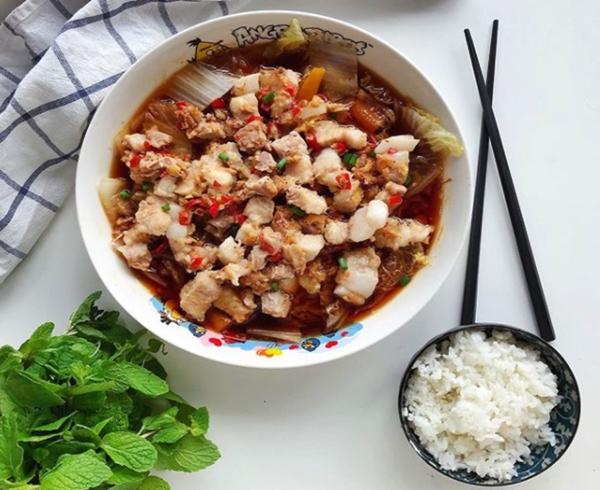 Mencicipi Cincalok (Foto: Instagram @cathy_food_diary)
